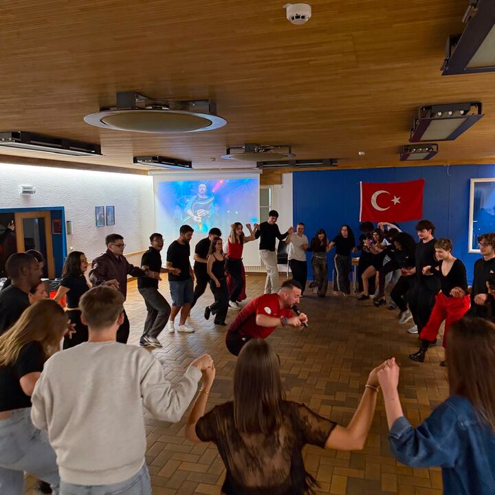 Kültür gecesinde halay çeken katılımcılar